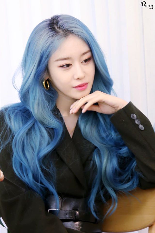  
Jiyeon cá tính trong màu tóc xanh. 