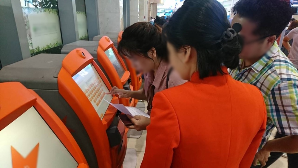  
Hành khách có thể check-in online ở nhà hoặc đến các kiosk ở sân bay để tự làm thủ tục check-in. (Ảnh minh họa: Instagram)