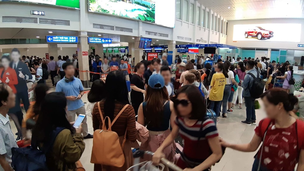  
Khách hàng sẽ không được đeo kính đen và mang khẩu trang khi check-in ở sân bay Tân Sơn Nhất. (Ảnh minh họa: Pinterest)