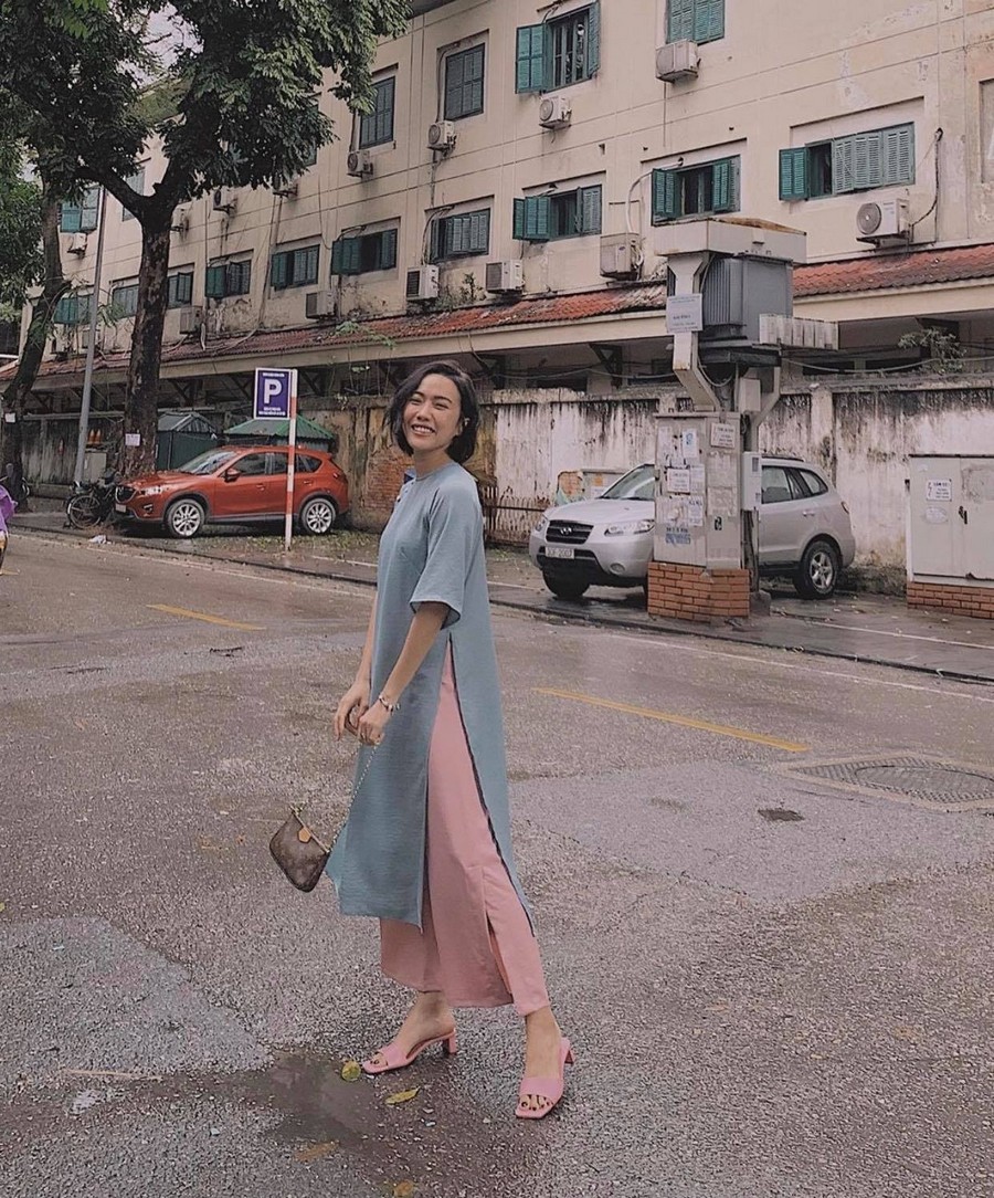  
Diệu Nhi dịu dàng trên đường phố Hà Nội với thiết kế áo dài đúng kiểu con gái kinh kỳ. Chiếc túi xách LV Multi Pochette Bag gần 40 triệu tiếp tục được diễn viên chọn trong outfit đầu Xuân. 