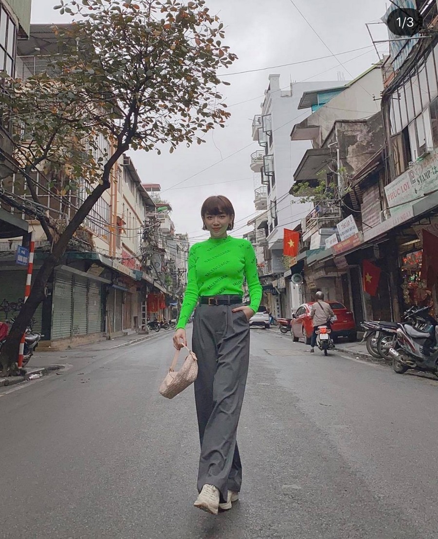  
Đúng với cá tính của mình, Tóc Tiên mặc áo Balenciaga xanh neon nổi bật, đi cùng quần ống suông màu xám và túi xách LV "kẹp nách" màu hồng đang được loạt sao quốc tế yêu thích. 