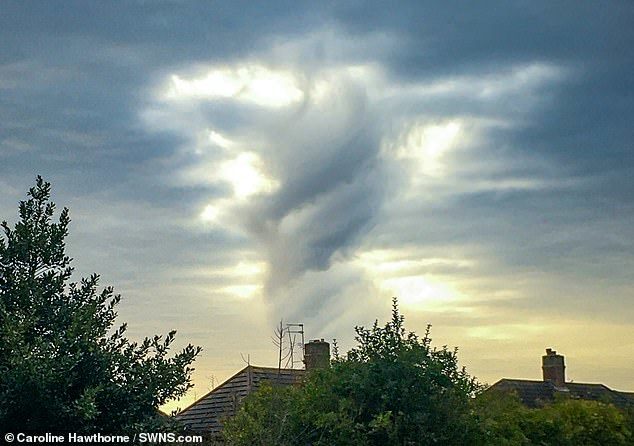  
Đám mây cực đẹp có hình tựa thiên thần. (Ảnh: Daily Mail)