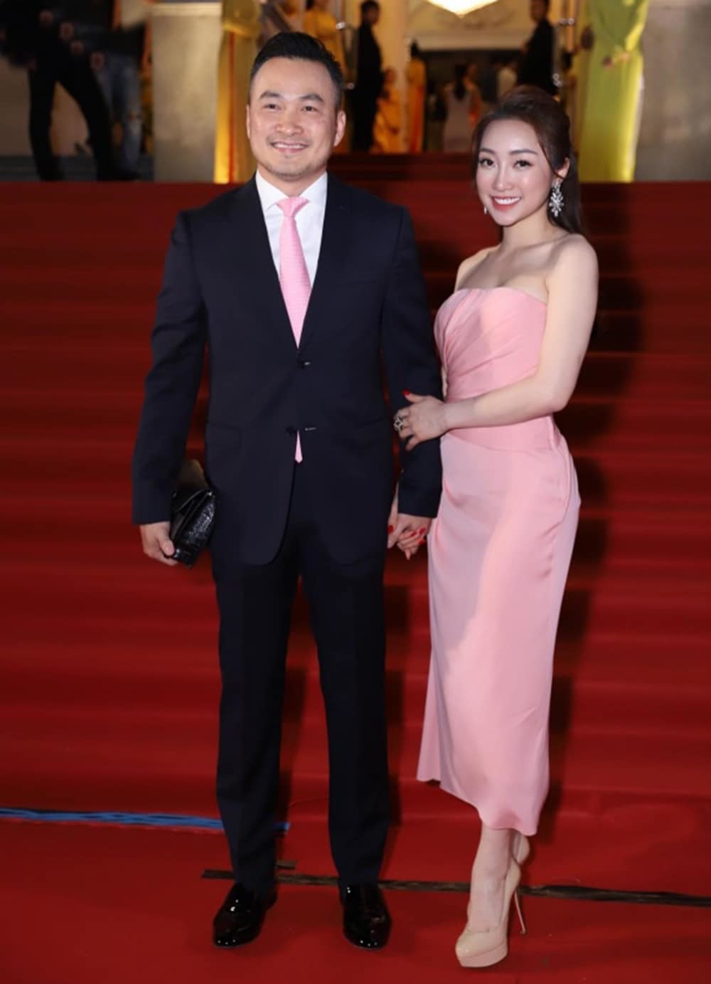  
Nam diễn viên "tay trong tay" cùng bạn gái Thùy Chang trong sự kiện tối qua 9/1.  - Tin sao Viet - Tin tuc sao Viet - Scandal sao Viet - Tin tuc cua Sao - Tin cua Sao