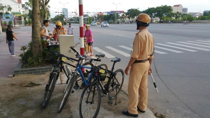 Xe đạp và CSGT: Bạn có bao giờ thắc mắc CSGT sẽ xử lý thế nào khi người tham gia giao thông không tuân thủ luật pháp? Hãy đón xem những tình huống khó đỡ của người lái xe đạp khi không tuân thủ luật giao thông và học hỏi cách xử lý của CSGT để tránh những rắc rối đáng tiếc nhé!