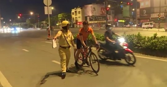  
Người đi xe đạp khá bất ngờ khi bị yêu cầu thổi nồng độ cồn. (Ảnh: Việt Nga) 