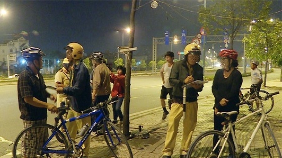 Người đàn ông vác luôn xe đạp lên vai đi qua chốt CSGT vì sợ bị phạt