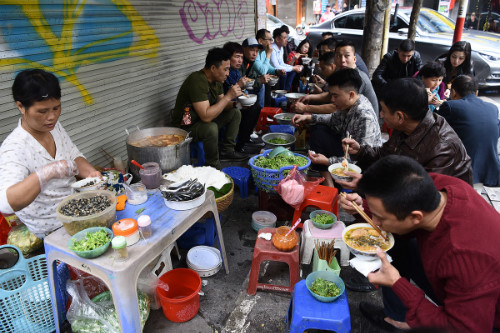 
Một số quán ăn vẫn mở cửa xuyên Tết, tuy nhiên giá cả tăng cao hơn so với ngày thường (Ảnh minh họa: VNExpress)