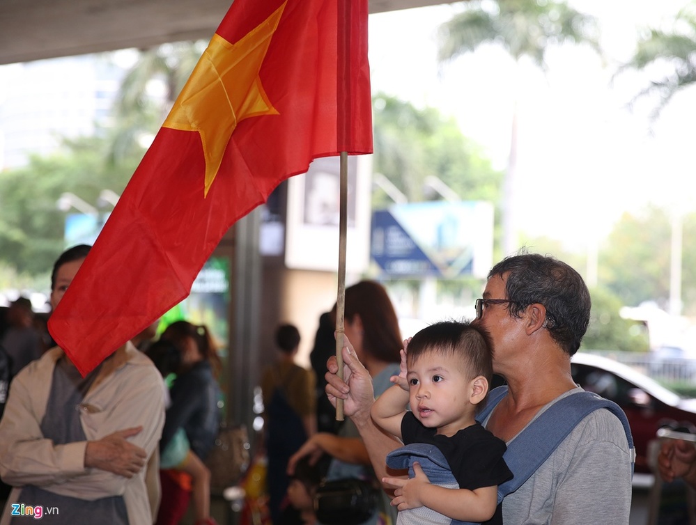  
Cổ động viên mang theo quốc kỳ tới sân bay Tân Sơn Nhất (Ảnh: Zing.vn)