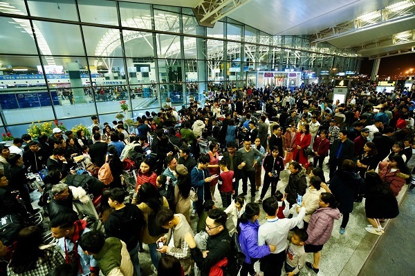  
Tại sân bay Nội Bài, nhiều người phải đến từ sớm để làm thủ tục. (Ảnh: Minh An)