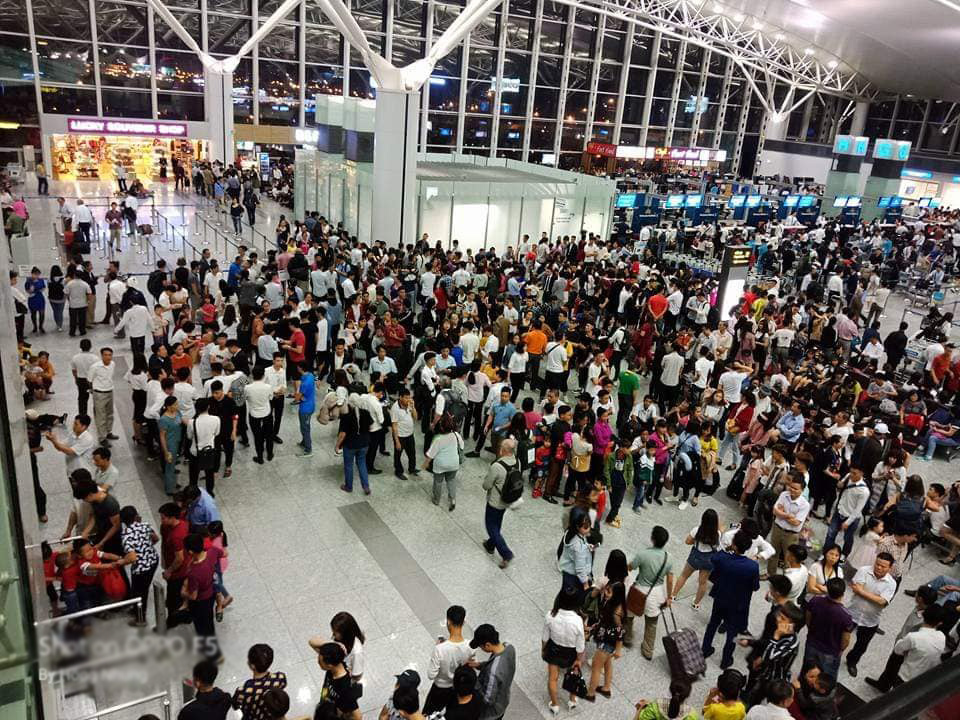  
Sân bay ngập tràn hình ảnh người đông đúc, phủ kín khắp sảnh chờ. (Ảnh: Minh An)