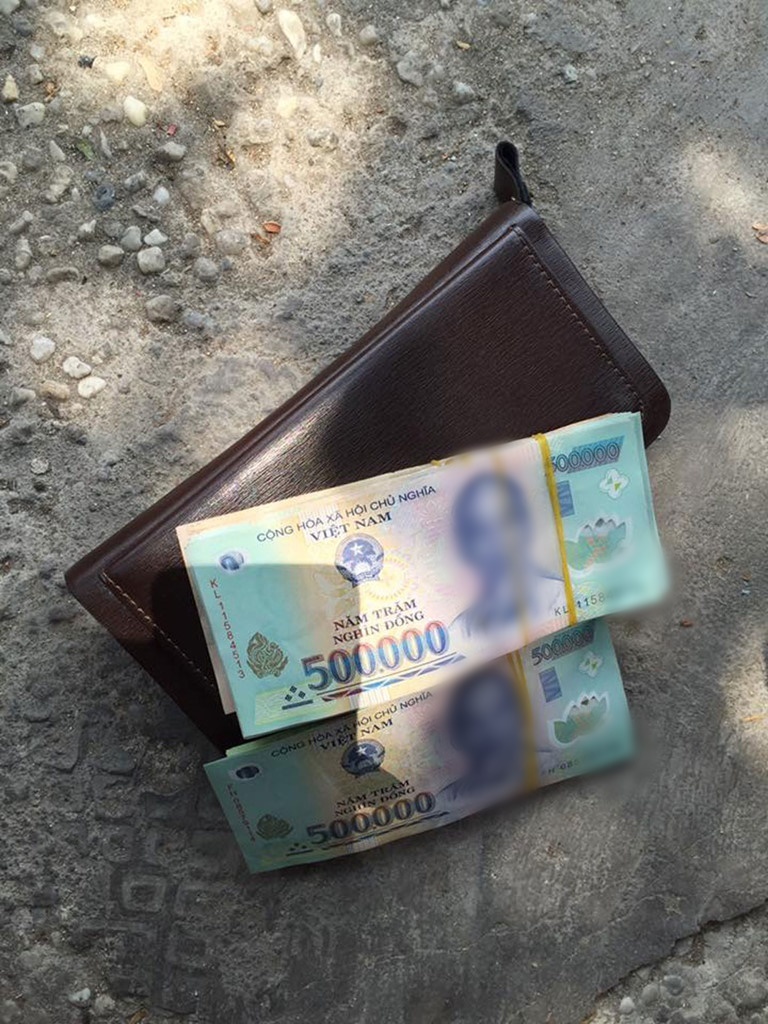  
Bên trong ví có rất nhiều loại giấy tờ cùng hơn 12 triệu tiền mặt (Ảnh minh họa: Thanh Niên)