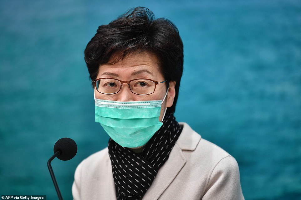  
Thủ tường Hồng Kông đeo khẩu trang kín mít trong buổi họp báo tuyên bố cắt giảm mọi phương tiện di chuyển đến Trung Quốc Đại Lục. Ảnh: Getty Images
