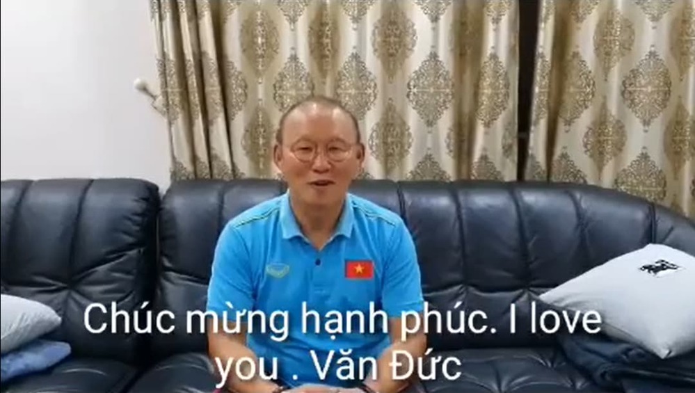  
Thầy Park không quên thể hiện sự quý mến với cậu học trò cưng (Ảnh cắt từ clip)
