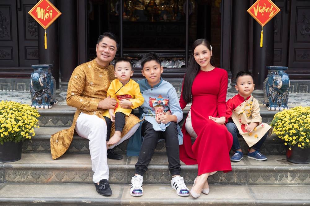 
Gia đình Kiwi Ngô Mai Trang cũng chọn áo dài cho năm mới. Ba cậu nhóc được cô chọn ba thiết kế áo dài khác nhau phù hợp với tính cách của từng người. 