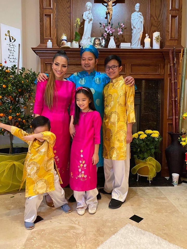  
Ba bạn nhỏ Chấn Hưng được 12 tuổi, bé gái thứ hai tên Hồng Ân, 7 tuổi và con trai thứ ba tên Chấn Hào 4 tuổi đều rất thích thú khi được mặc áo dài. 