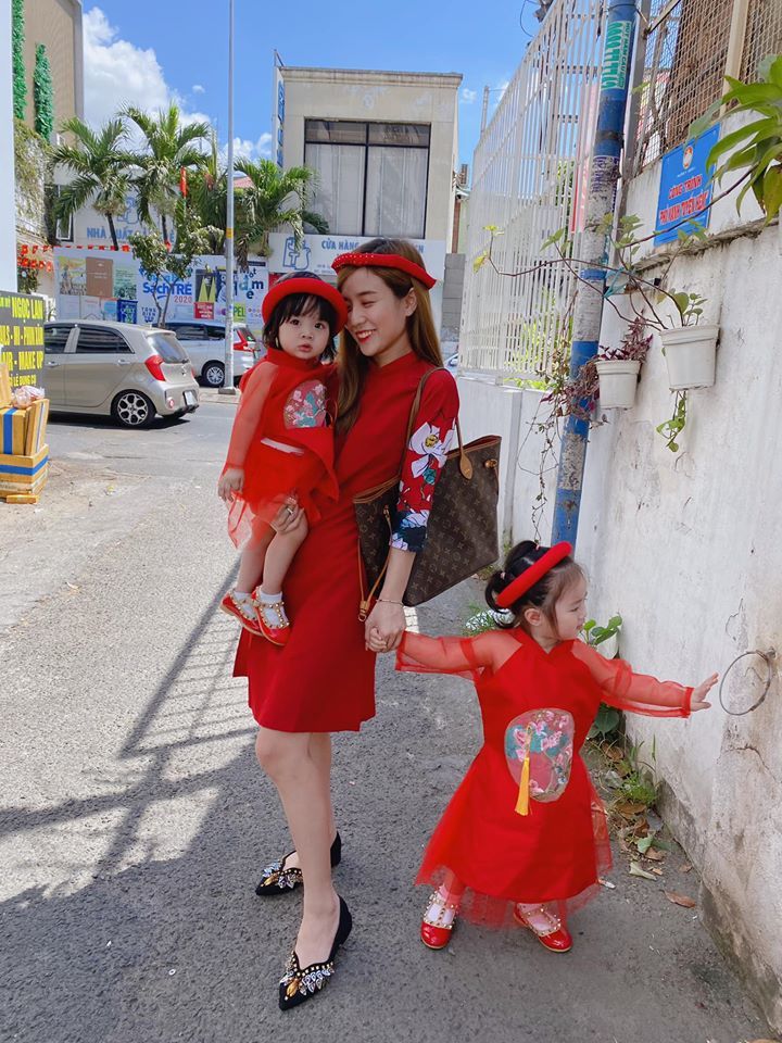  
Hai cô con gái của Hoài Lâm được diện áo dài cách tân đỏ giống mẹ. Hai cô bé không cách xa tuổi nhau nên được nhận xét là chị em sinh đôi. Cặp nhóc tì diện đồ như người lớn từ khăn đóng đến giày bít mũi đinh tán.