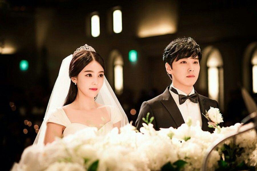  
Sungmin từng khiến cộng đồng ELF phẫn nộ vì kết hôn đột ngột.
