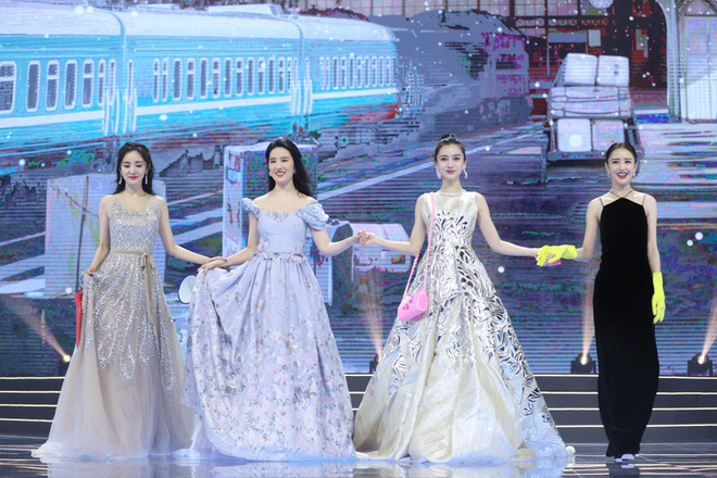  
Bốn người đẹp dành được giải thưởng danh giá của Weibo. Lưu Diệc Phi có thân hình kém thon nhất so với dàn sao còn lại. 