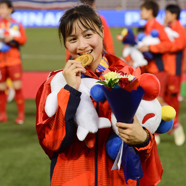  
Hoàng Thị Loan là một trong những nữ cầu thủ được nhiều người hâm mộ chú ý với vẻ ngoài xinh xắn (Ảnh: Net News)