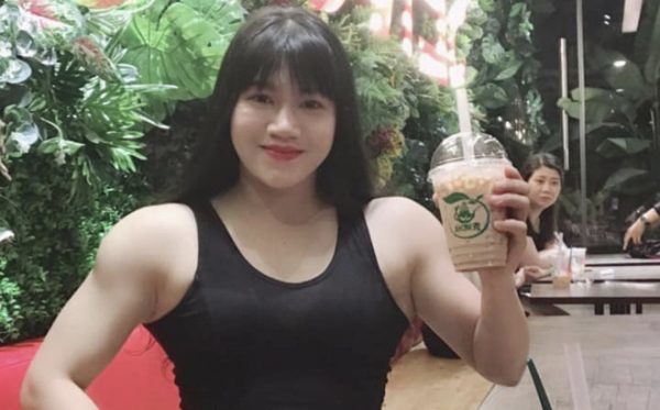  
Bức ảnh chụp trong quán trà sữa khiến cô có biệt danh "búp bê cơ bắp của Việt Nam".