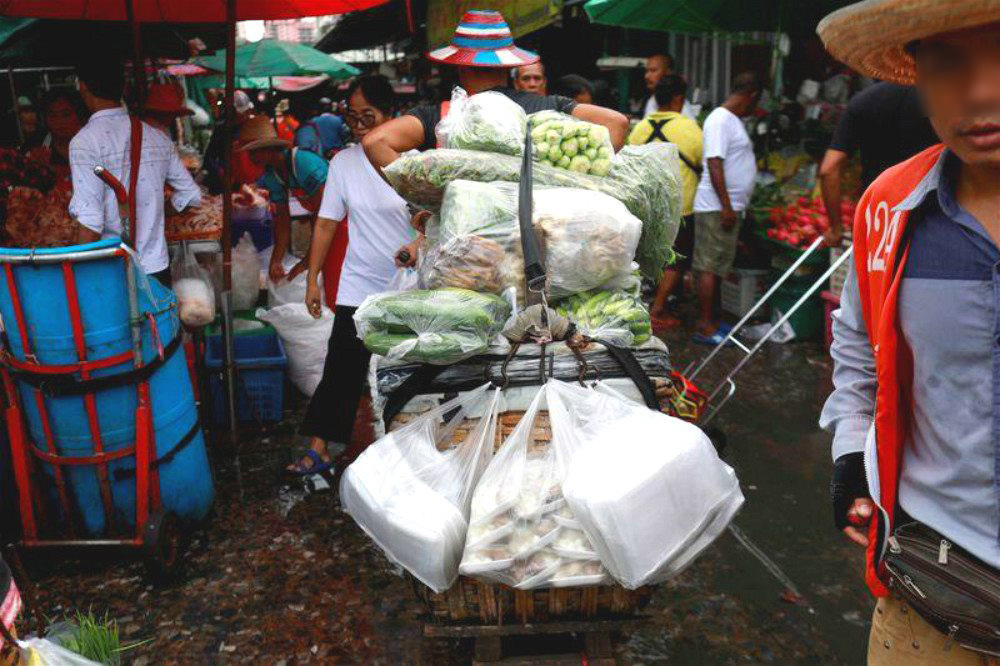 
Trước đó, tại các chợ ở Thái Lan, tất cả đồ đều được đựng trong vô số túi nilon dùng một lần.