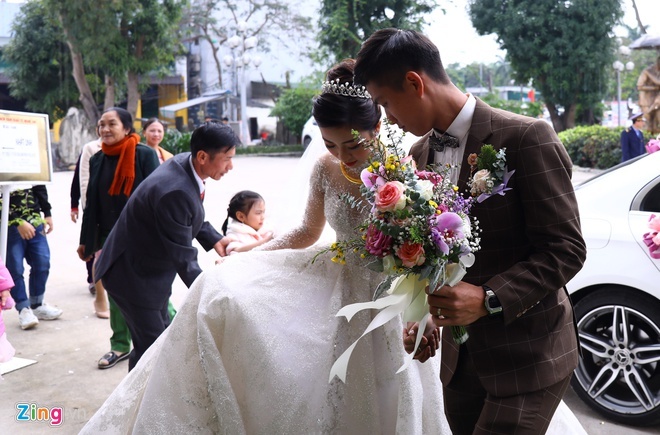  
Sau khi xin dâu tại quê nhà cô dâu, cả hai di chuyển về thành phố Vinh để làm lễ cưới (Ảnh: Zing)