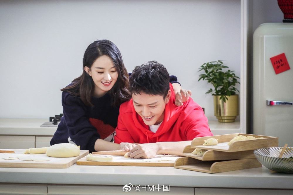  
Triệu Lệ Dĩnh - Phùng Thiệu Phong ngọt ngào trong loạt ảnh mừng Tết của nhãn hàng. (Ảnh: Weibo).