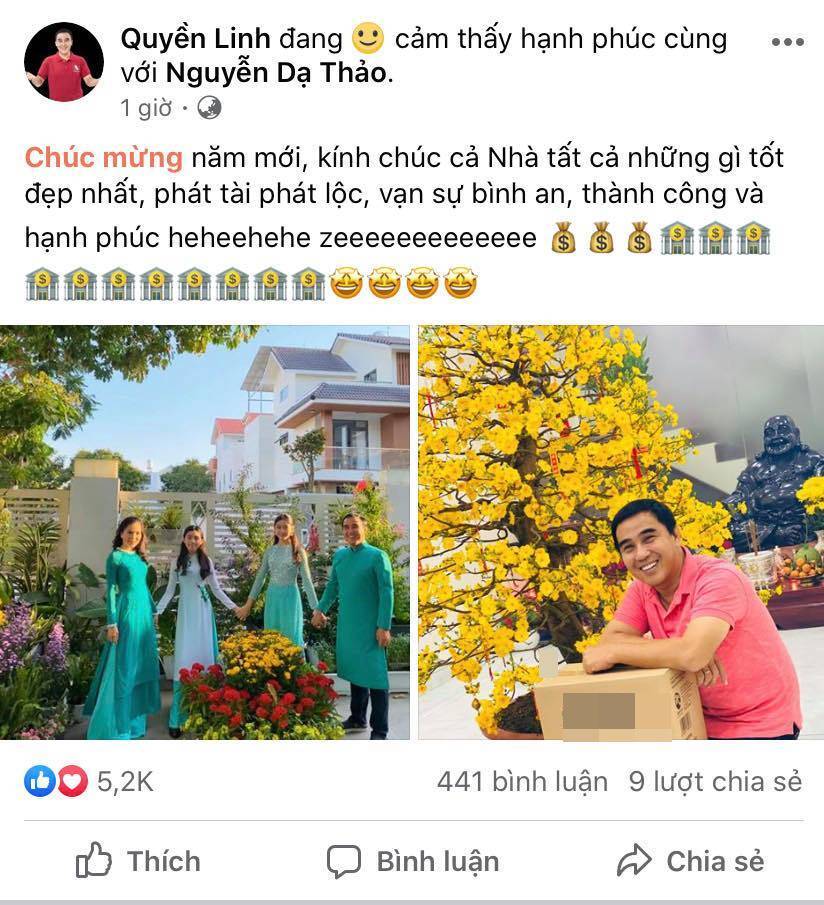  
MC Quyền Linh mặc áo dài xanh "tông xuyệt tông" vào ngày 1 Tết Canh Tý 2020 cùng vợ và hai con gái. - Tin sao Viet - Tin tuc sao Viet - Scandal sao Viet - Tin tuc cua Sao - Tin cua Sao