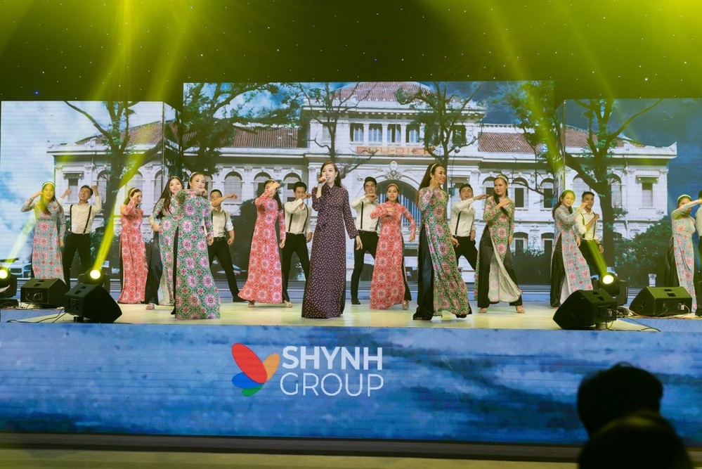 Shynh Shine Night 2019 - Phạm Quỳnh Anh bày tỏ ngưỡng mộ tình yêu founder Lê Thị Xuân
