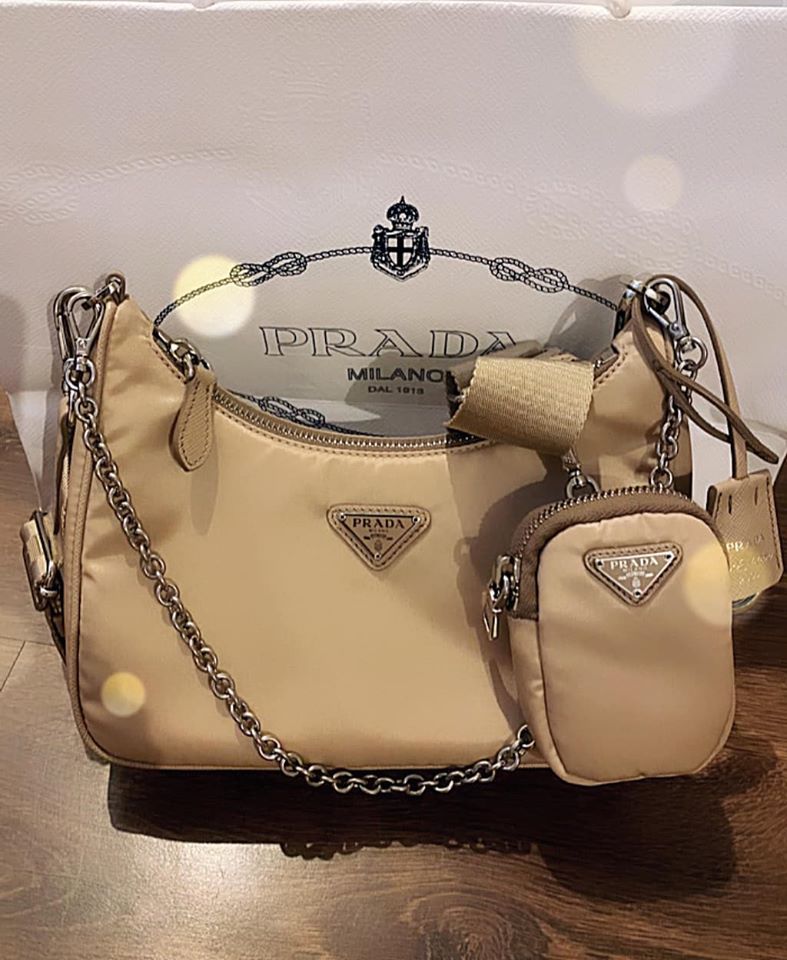  
Chiếc túi đeo chéo của Prada có giá 35 triệu đồng, đây là item được fans thời trang săn đón thời gian qua. Nếu người hâm mộ chủ yếu thấy phiên bản đen thì Huỳnh Phương lại tặng cho bạn gái phiên bản trắng. 
