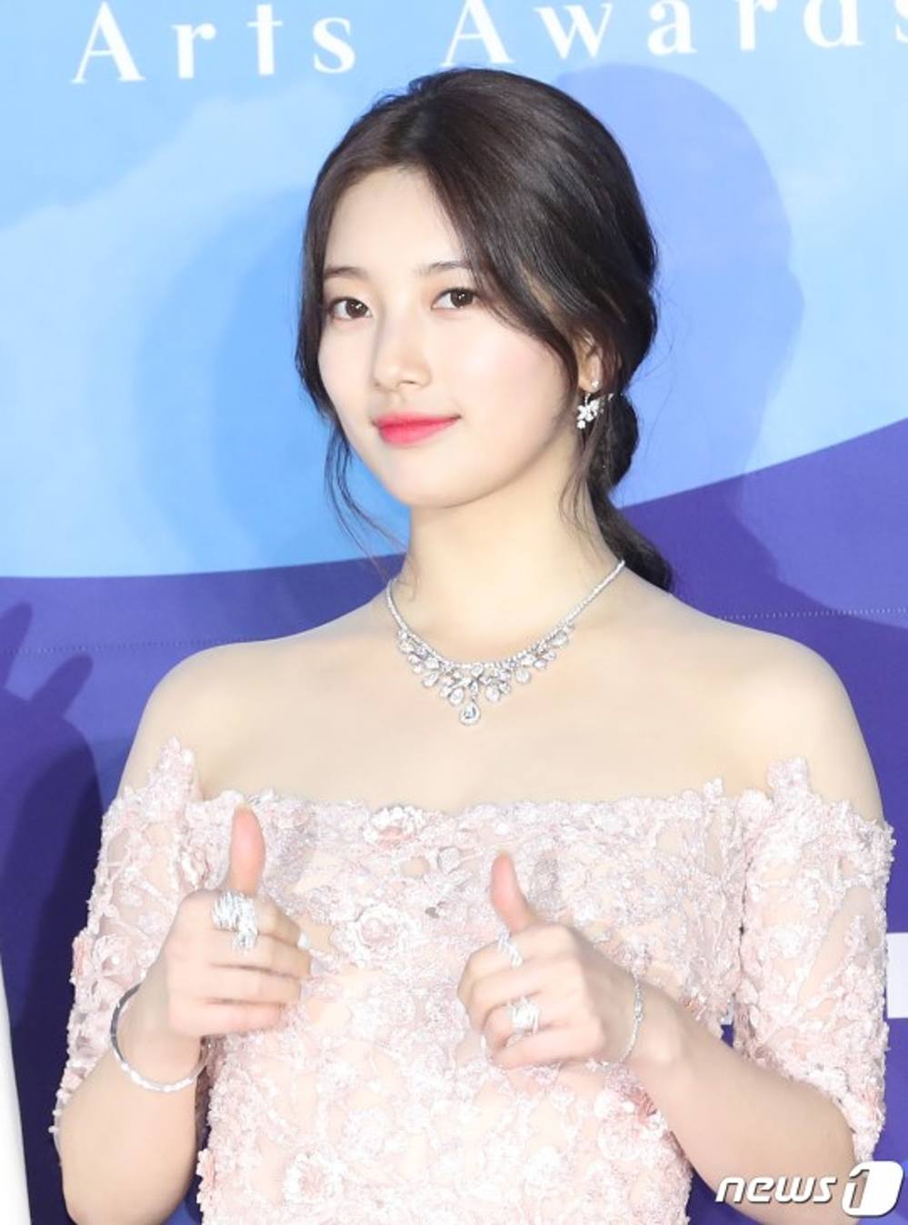  
Mỗi khi xuất hiện trước đám đông là netizen lại phải bàn tán về nhan sắc xinh đẹp của Suzy. Ảnh: News1