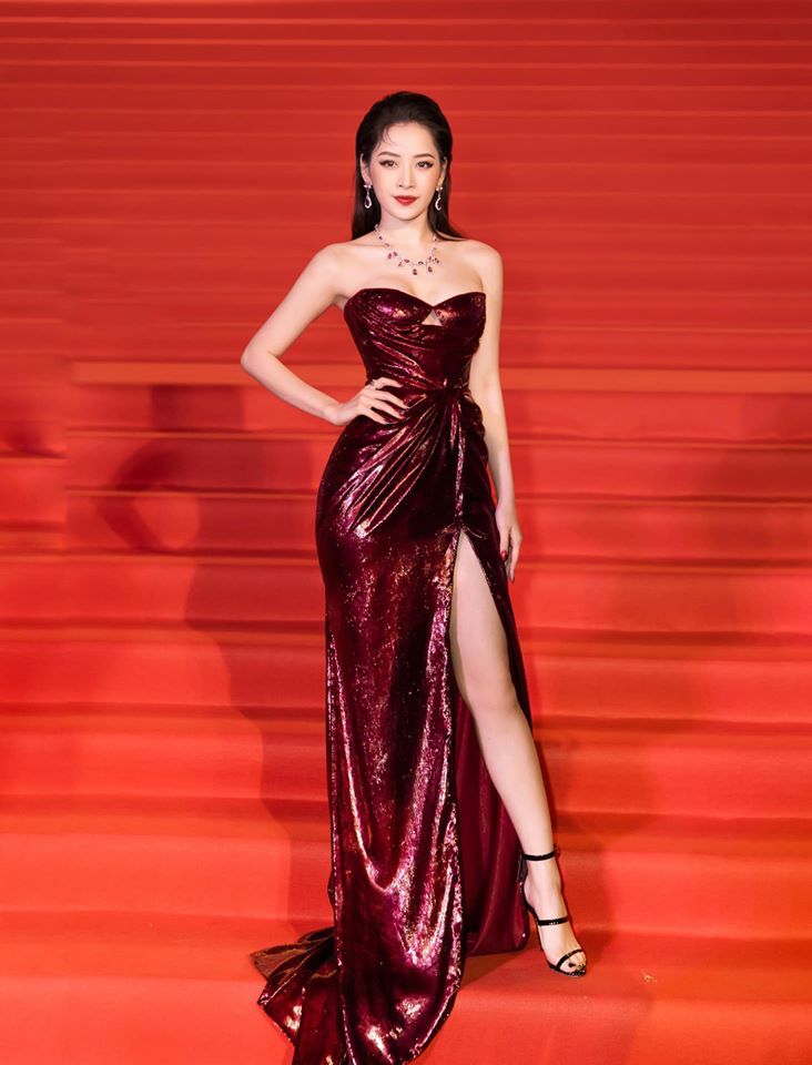  
Chi Pu diện chiếc váy đỏ, kết hợp phụ kiện cùng tông đỏ ruby có giá gần 3 tỷ đồng. 