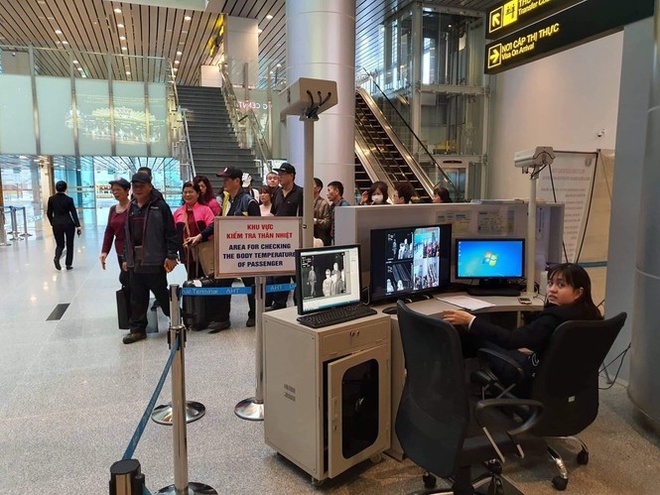  
Máy quét thân nhiệt được bố trí tại sân bay Đà Nẵng (Ảnh: Zing)