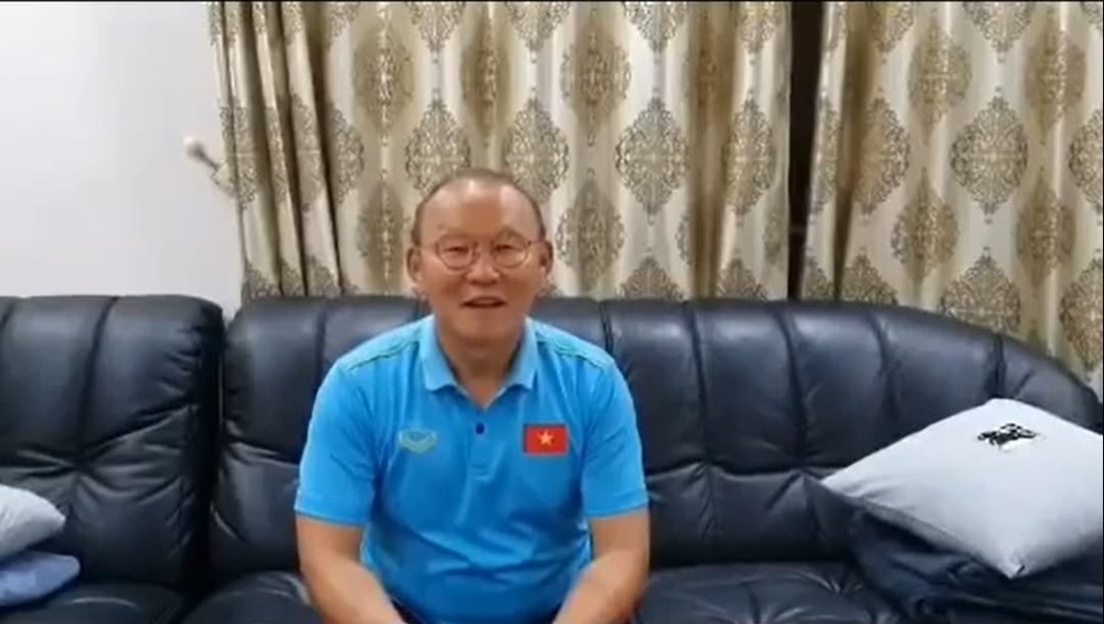  
Thầy Park tươi cười quay clip chúc mừng hạnh phúc Phan Văn Đức (Ảnh cắt từ clip)