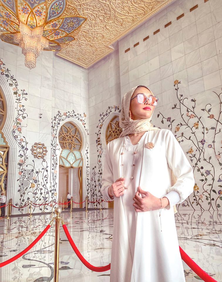 Thời trang của mỹ nhân Việt khi du lịch Dubai: Ngọc Trinh hở bạo nhất