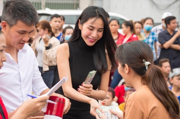 Thủy Tiên bị dân mạng trêu xài hao vì mái tóc bạc của Công Vinh