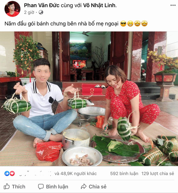  
Phan Văn Đức khoe ảnh gói bánh chưng bên nhà vợ tương lai (Ảnh: FBNV)