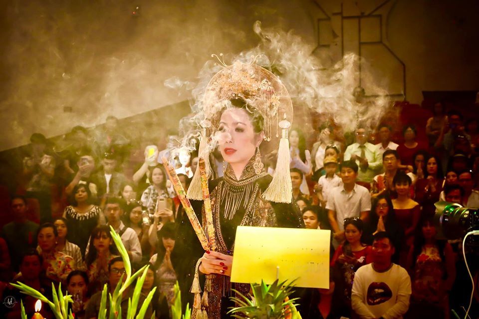  
Nữ nghệ sĩ trong ngày cúng Tổ sân khấu vào năm 2019 vừa qua. - Tin sao Viet - Tin tuc sao Viet - Scandal sao Viet - Tin tuc cua Sao - Tin cua Sao
