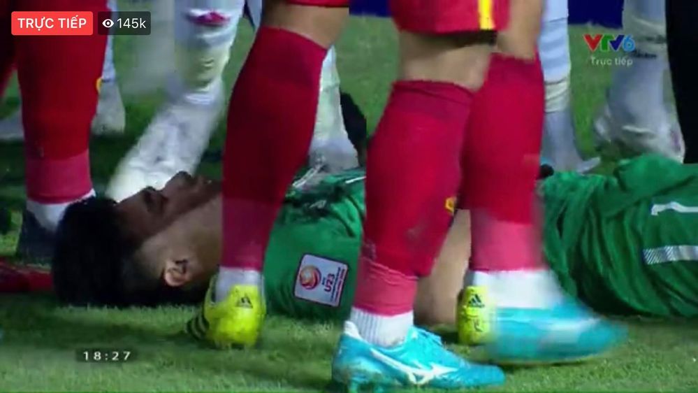  Thủ môn của U23 Việt Nam nằm bất động trên sân sau 1 pha vào bóng của cầu thủ đội bạn (Ảnh chụp màn hình)