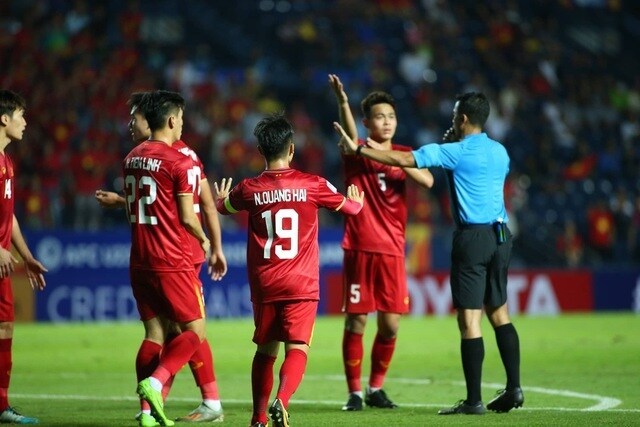  
Tình huống này được báo Thái cho rằng U23 Việt Nam đã gặp may mắn (Ảnh: Báo Giao thông)
