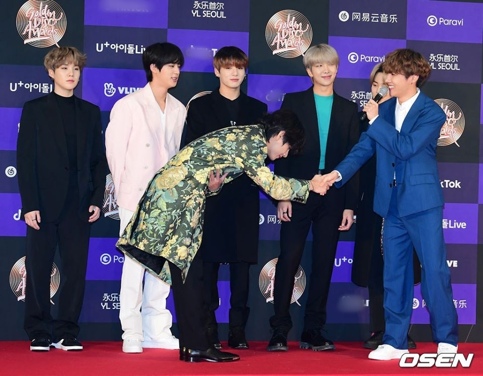 V (BTS) bất ngờ ngã trên thảm đỏ và hành động tinh tế của Jin
