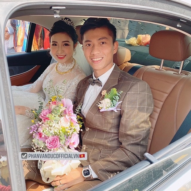 Văn Đức cùng Nhật Linh trên xe hoa di chuyển về nơi tổ chức lễ cưới (Ảnh: Phanvanducofficialvn)