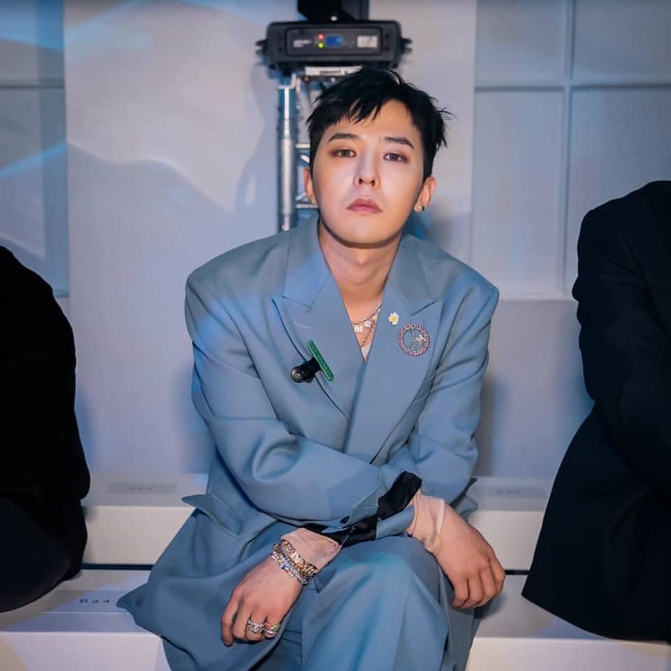  
G-Dragon diện vest xanh dự show thời trang của chị gái Dami.