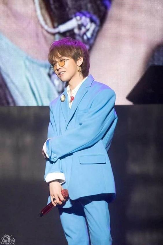  
Một G-Dragon đáng yêu khi diện vest xanh vào năm 2017.