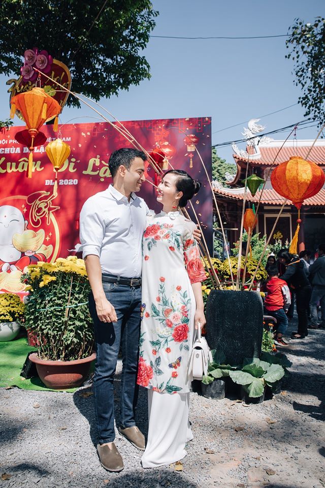  
Võ Hạ Trâm đưa chồng đi chùa như văn hóa đầu năm của người Việt. 