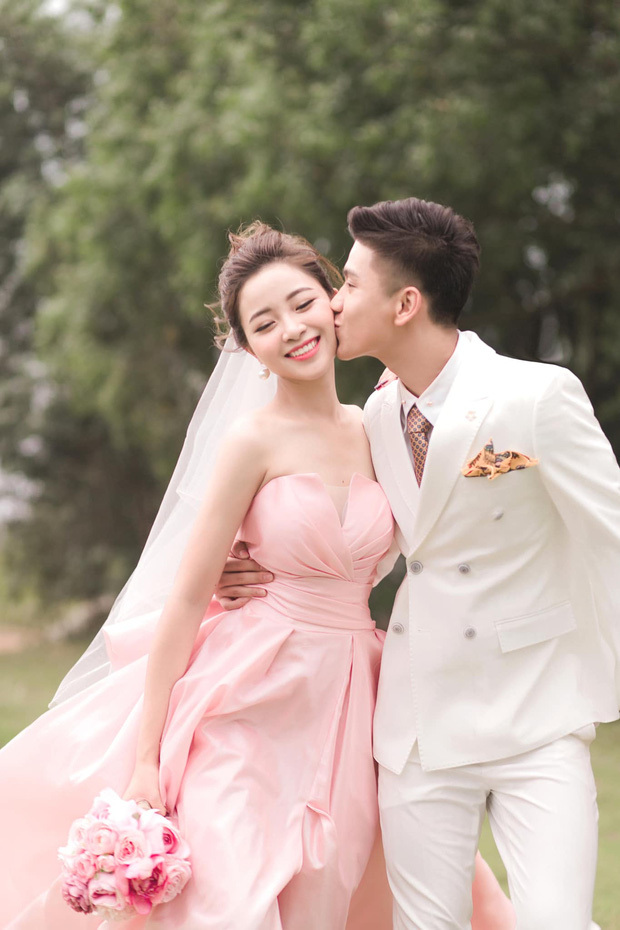  
Cô dâu Võ Nhật Linh tung bộ ảnh cưới tình bể bình cùng chàng cầu thủ Phan Văn Đức.