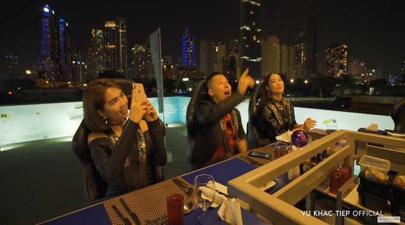 Vũ Khắc Tiệp - Ngọc Trinh ăn tối trên không xa hoa ở Dubai