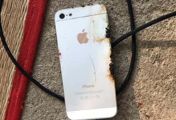  
Điện thoại phát nổ ngay trên tay vì thanh niên vừa dùng vừa sạc. (Ảnh: Công An Nhân Dân)