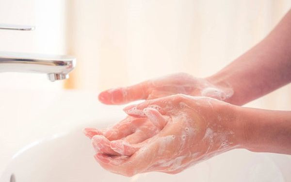  
Nước rửa tay, nước sát khuẩn thật sẽ không làm hại da