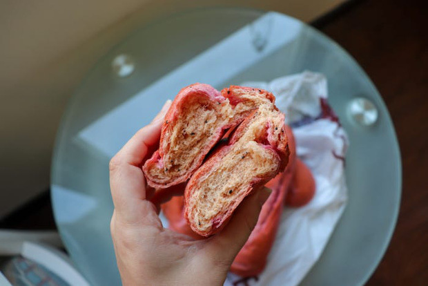  
Bánh có màu đỏ bắt mắt, phía trong ruột mềm có mùi thơm và ngọt tự nhiên. (Ảnh: Tuổi Trẻ)